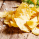 Le chips di patate al forno croccanti con la ricetta semplice