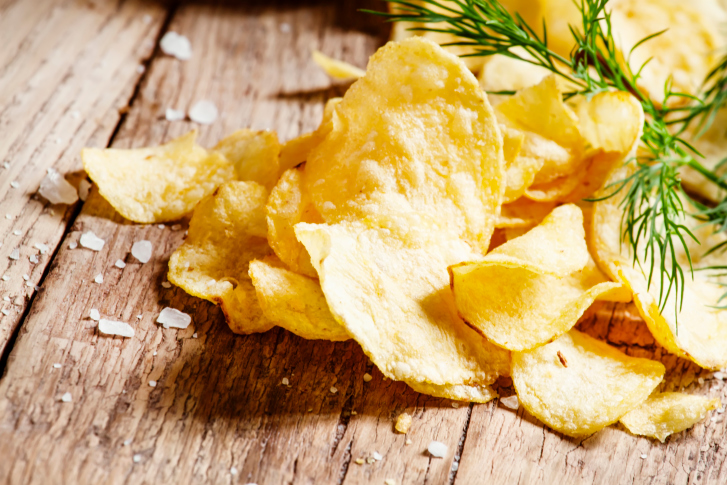 Le chips di patate al forno croccanti con la ricetta semplice