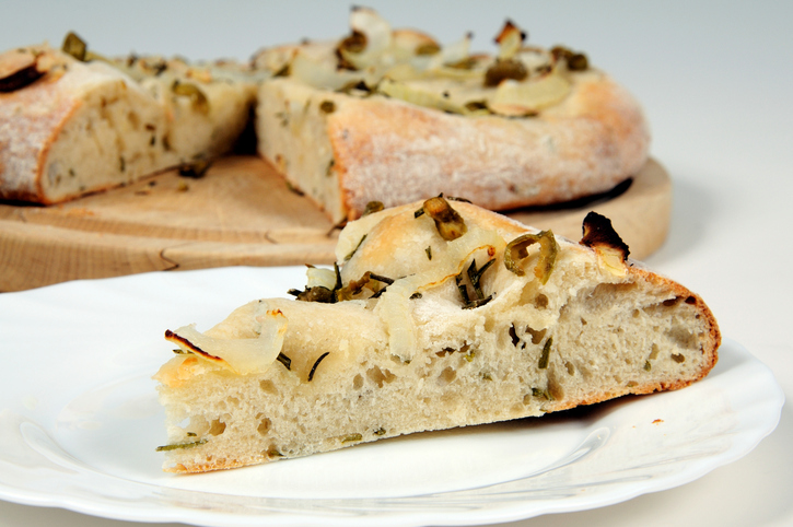 La focaccia con cipolle e olive nere: ecco la ricetta