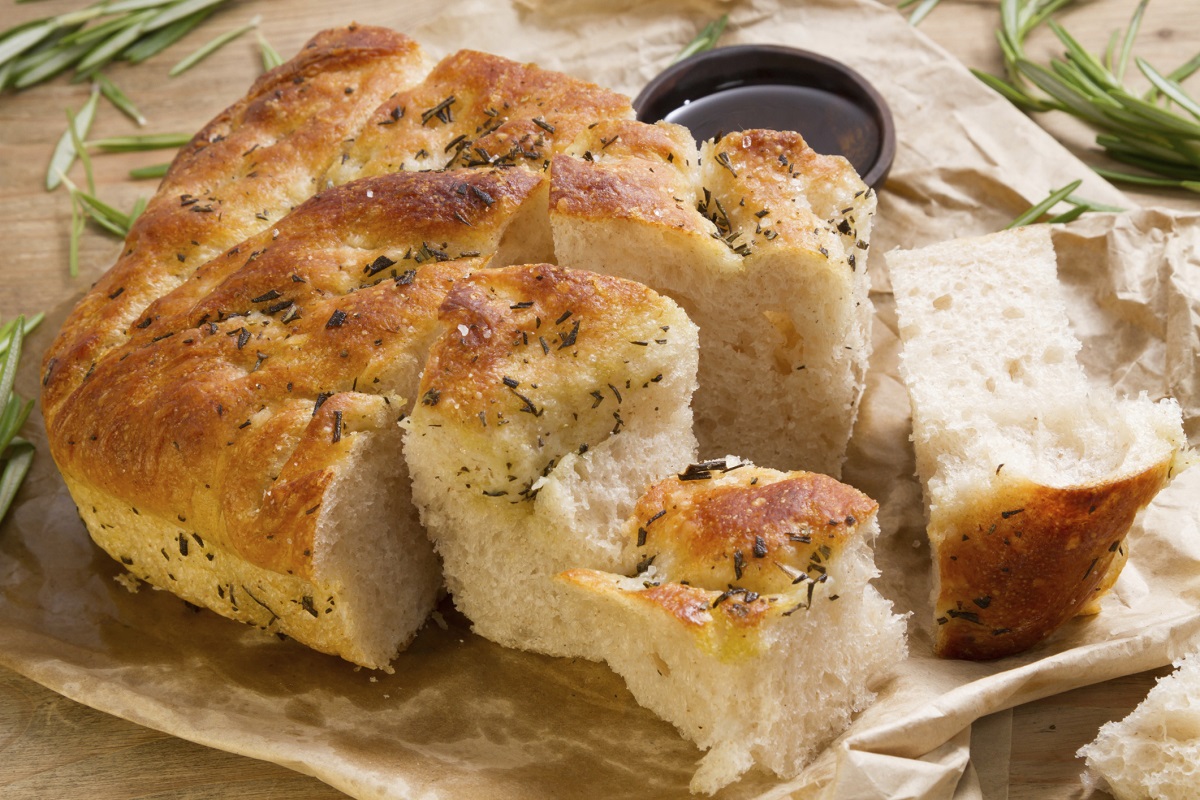 La focaccia con patate e rosmarino da fare in casa: la ricetta