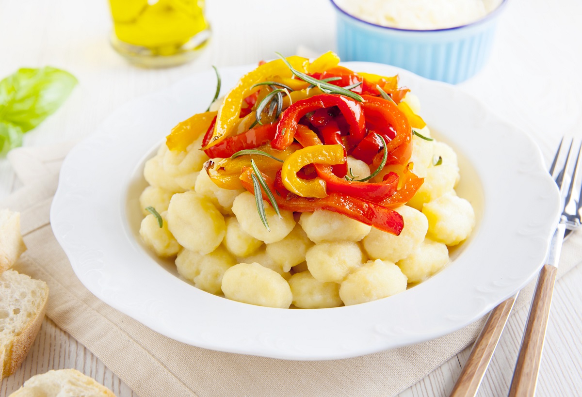 Gli gnocchi ai peperoni con la ricetta da portare in tavola in estate