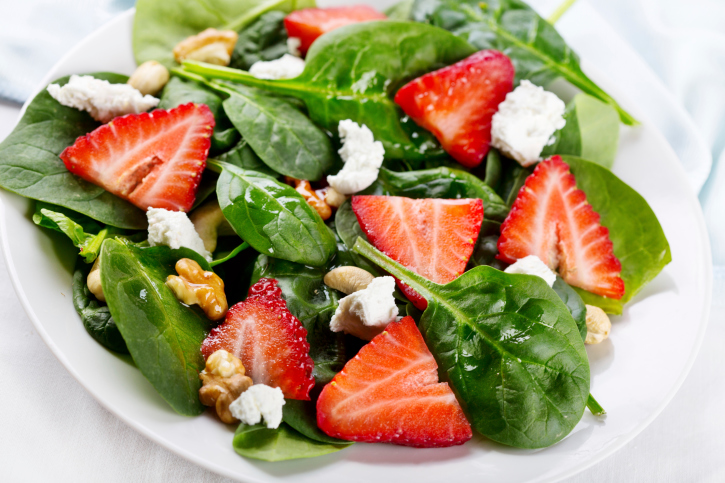 Come fare l&#8217;insalata di fragole e spinaci per un contorno fresco e sfizioso