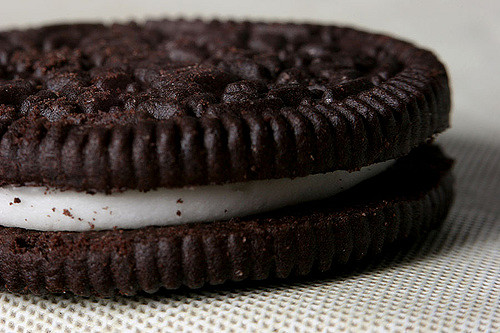 Come fare gli oreo ricoperti di cioccolato per uno snack goloso