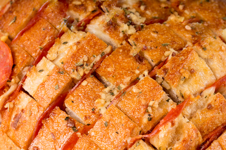 Il pane condito al forno con la ricetta sfiziosa