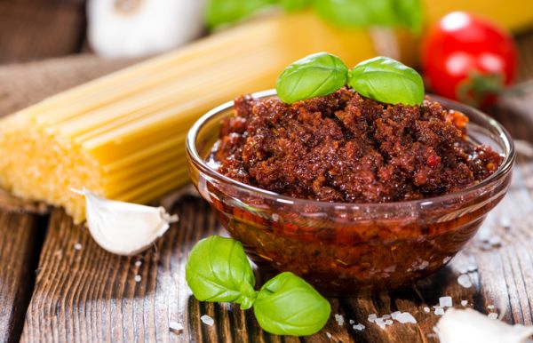 La pasta con anacardi e pomodori secchi per un primo diverso dal solito