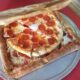 L'originale trovata di una pizzeria newyorkese, il cartone di pizza fatto di pizza
