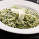 Il riso al forno con spinaci e besciamella per il pranzo in famiglia