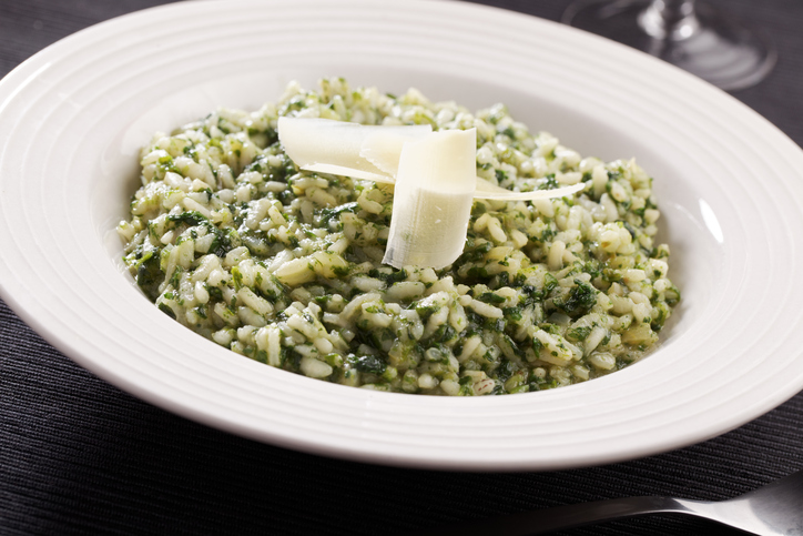 Il riso al forno con spinaci e besciamella per il pranzo in famiglia