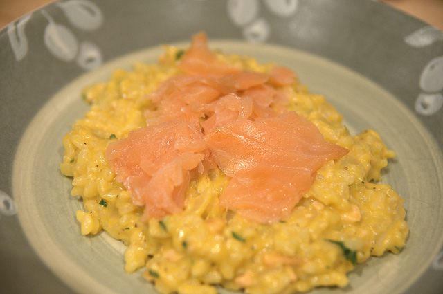 Come preparare il risotto al salmone affumicato con la ricetta senza panna