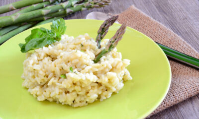 Il risotto con asparagi e speck perfetto per il pranzo