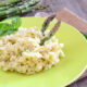 Il risotto con asparagi e speck perfetto per il pranzo