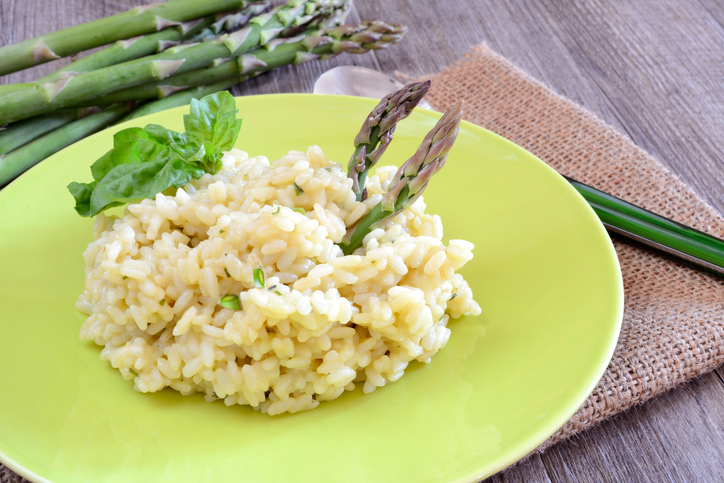 Il risotto con asparagi e speck perfetto per il pranzo