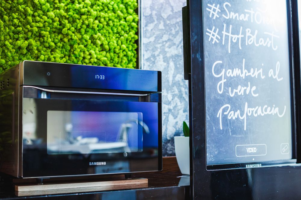 Samsung lancia Smart Oven Hot Blast con le Tattoo recipes