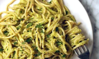 Gli spaghetti di zucchine con avocado e basilico per un primo sano