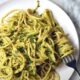 Gli spaghetti di zucchine con avocado e basilico per un primo sano
