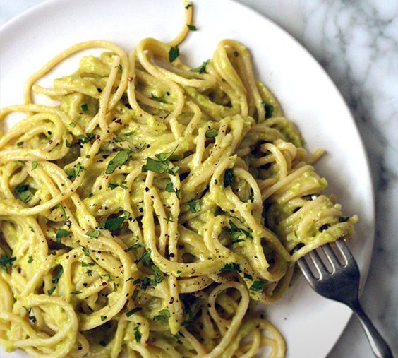 Gli spaghetti di zucchine con avocado e basilico per un primo sano