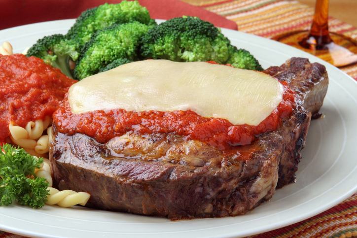 La carne alla pizzaiola al forno con scamorza per un secondo sfizioso