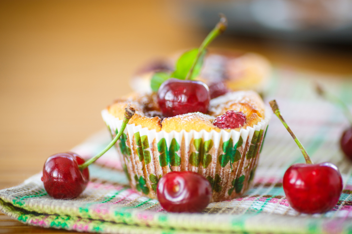 I muffin alle ciliegie e yogurt con la ricetta veloce