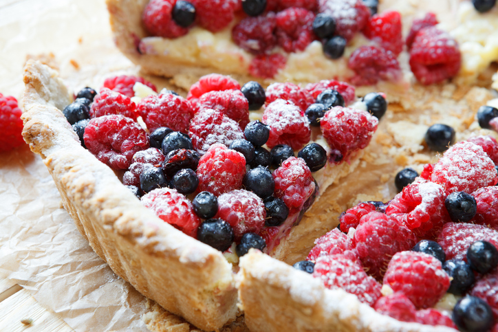 La torta ai frutti di bosco e crema chantilly per il dolce di fine pasto