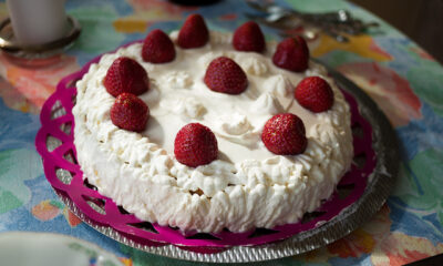 La torta alle fragole e cioccolato bianco con la ricetta golosa