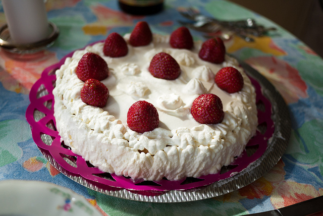 La torta alle fragole e cioccolato bianco con la ricetta golosa