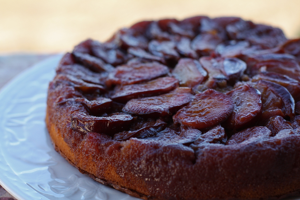 La torta con le susine e lo yogurt, la ricetta facile da fare