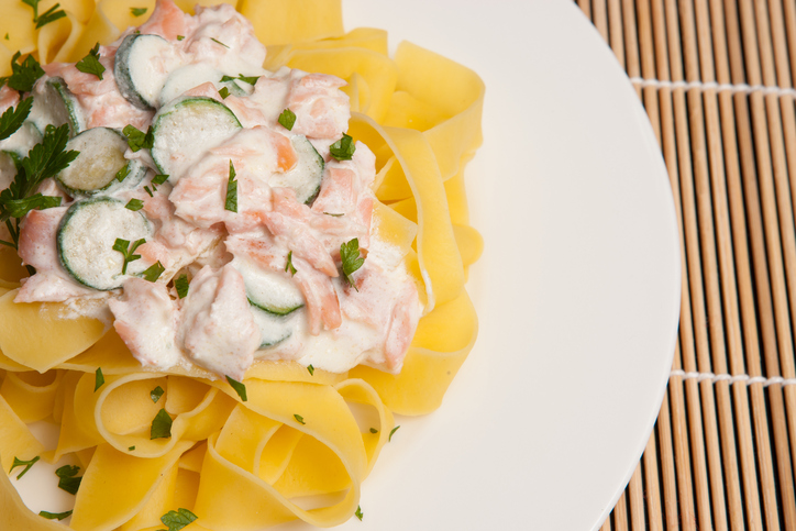 La pasta con zucchine philadelphia salmone per un primo sfizioso