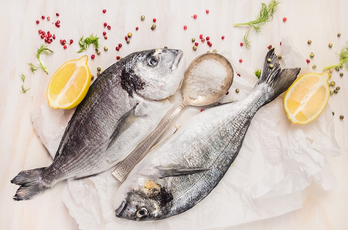 Il filetto di branzino in crosta di patate, ecco la ricetta per la cena con amici