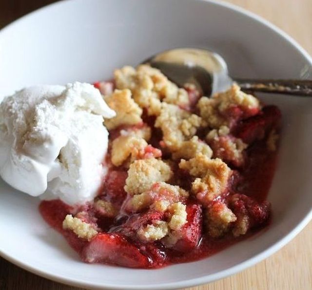 Il crumble di fragole e mele perfetto per la merenda