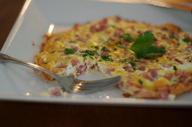 La frittata di cipolle e pancetta al forno da preparare per cena