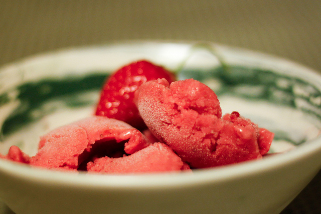 Il gelato alla fragola senza latte con la ricetta facile