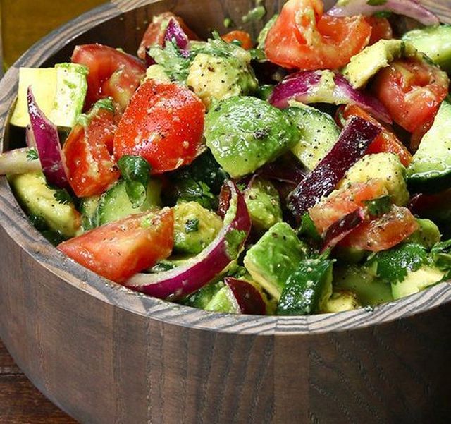 L&#8217;insalata con cetrioli e avocado per un contorno appagante