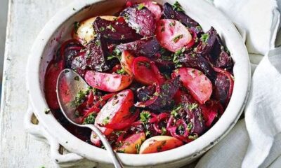 L'insalata di barbabietola rossa e patate con la ricetta appagante