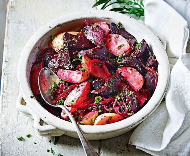 L&#8217;insalata di barbabietola rossa e patate con la ricetta appagante