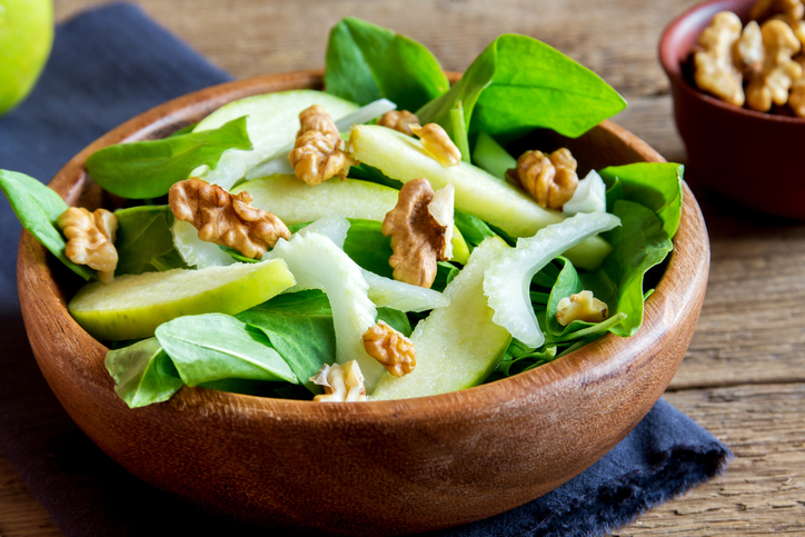 L&#8217;insalata di sedano noci e robiola per un contorno fresco