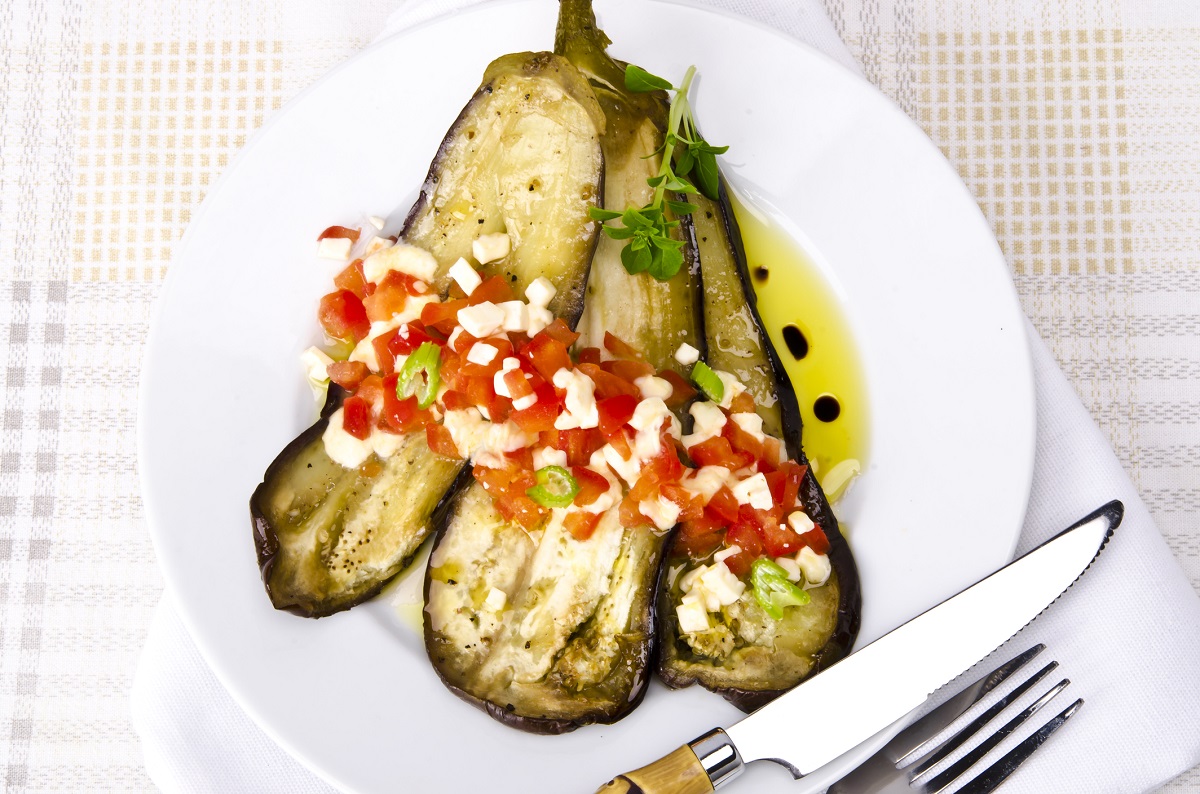 Come fare le melanzane al forno con pomodorini, ecco la ricetta