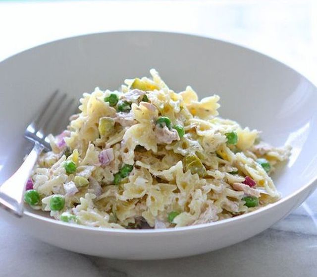 La pasta fredda con tonno e piselli perfetta per il pranzo