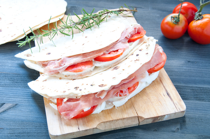 La piadina di farro da fare in casa con la ricetta facile