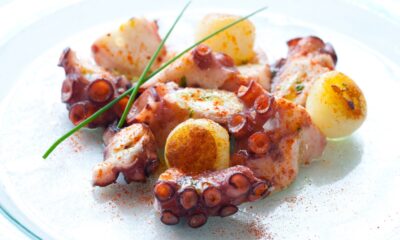 Polpo con patate al forno | Ricetta