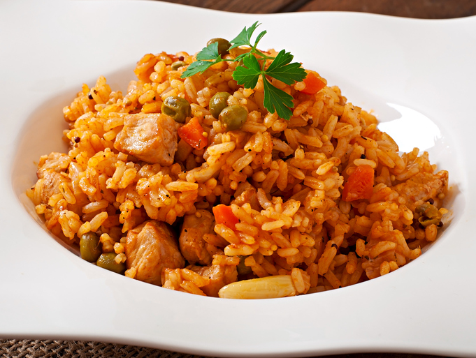 Il riso al curry con pollo e piselli per un appagante piatto unico