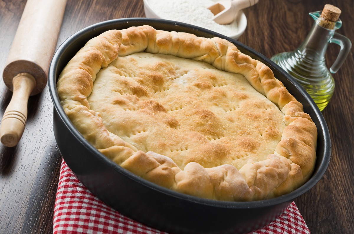 La schiacciata con patate e salsiccia per la cena, la ricetta gustosa