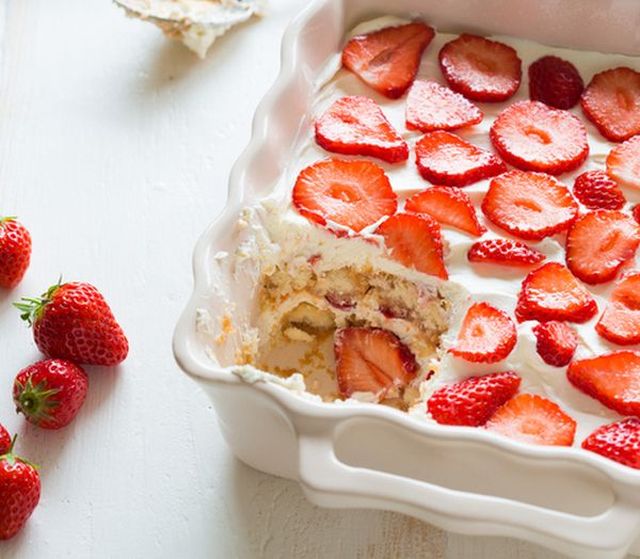 Il tiramisù all’ananas e fragole con la ricetta sfiziosa