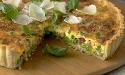 La torta salata con fagiolini e prosciutto cotto perfetta per l'aperitivo