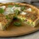 La torta salata con fagiolini e prosciutto cotto perfetta per l'aperitivo