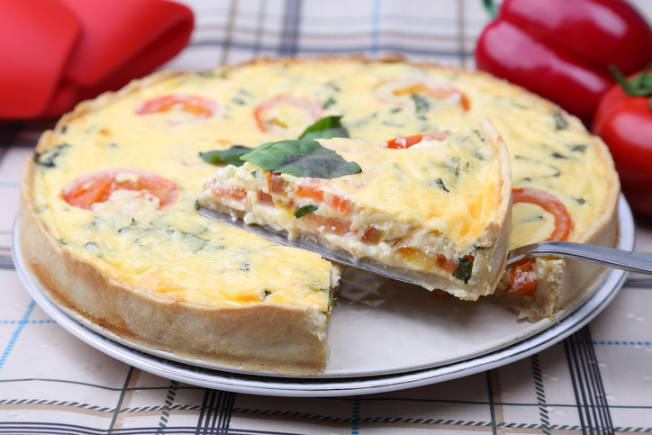 La torta salata con pomodorini, mozzarella e olive: ecco la ricetta