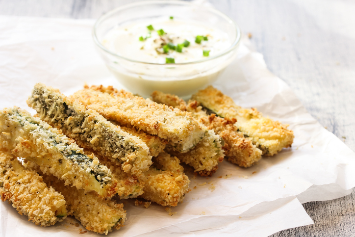 Come fare le zucchine impanate al forno con la ricetta facile