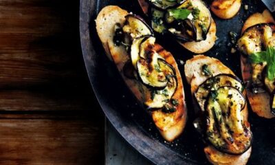 Le bruschette con melanzane grigliate per una cena con amici