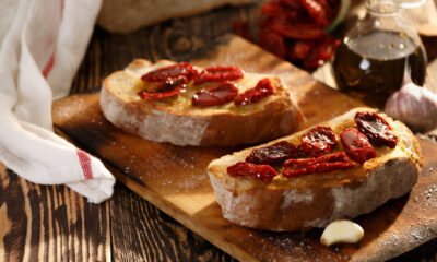 Le bruschette con pomodorini secchi per l'antipasto estivo