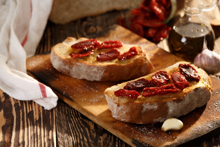 Le bruschette con pomodorini secchi per l&#8217;antipasto estivo