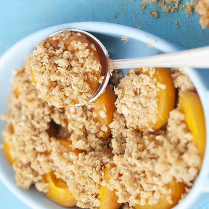 Il crumble di albicocche e mandorle con la ricetta facile